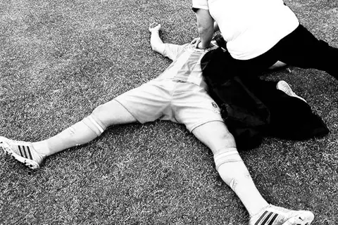 وفاة لاعب وإصابة 4 آخرين.. مباراة كرة قدم في بيرو تتحول إلى مأساة (فيديو)